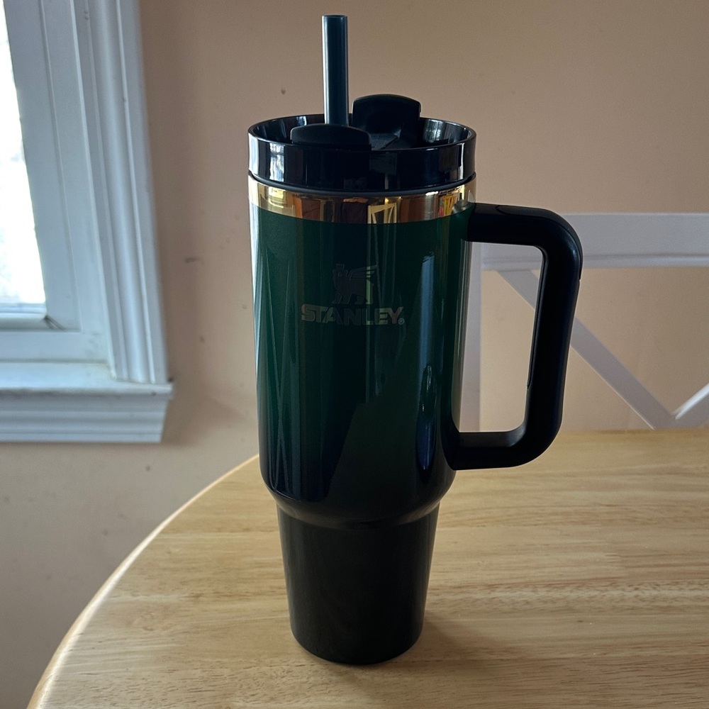 Stanley 40 oz wicked Dark Green and Black Tumbler with Straw never used. 2024